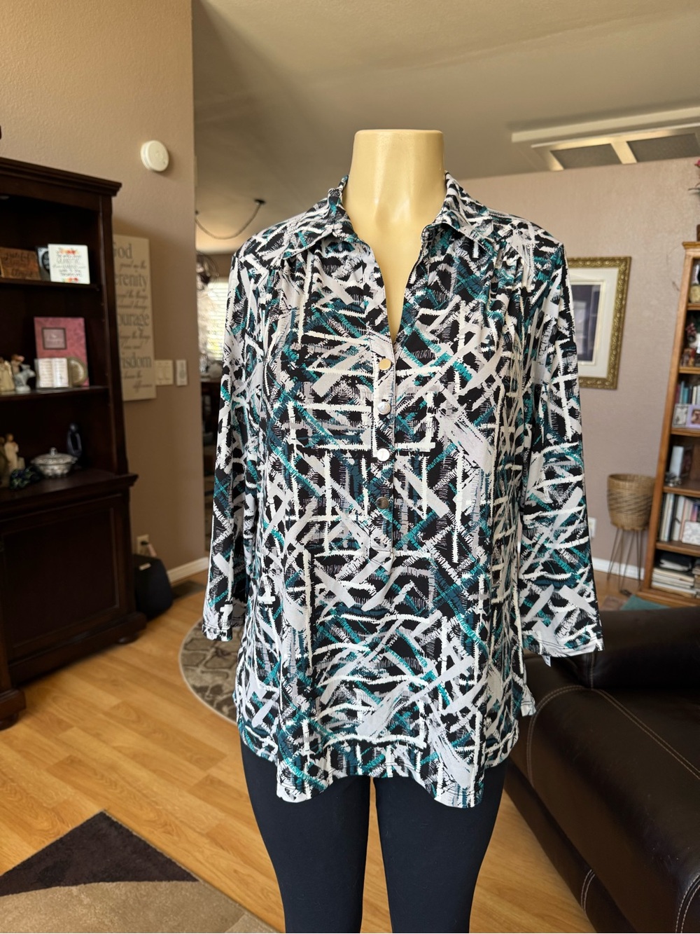 Alfani blue, black & white geometric abstract V-neck blouse-size 0X - Picture 6 of 10
